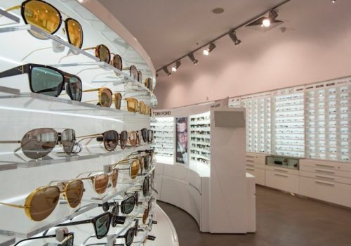 EssilorLuxottica entra in Romania acquisendo Optical Investment